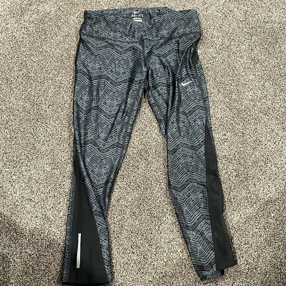 Women’s Nike dri-fit running capri leggings size medium, patterned gray/black